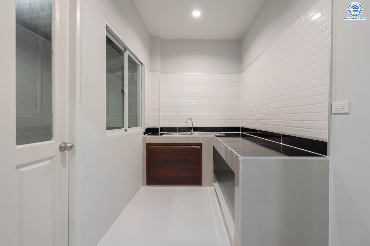 บ้านมือสองตกแต่งใหม่ โครงการ มณีรินทร์พาร์ค รัตนาธิเบศร์-ท่าอิฐ แบรนด์ Property Perfect เนื้อที่ 50 ตร.ว. ฟังก์ชัน 3 ห้องนอน 3 ห้องน้ำ จอดรถได้ 2 คัน บนทำเลศักยภาพ เชื่อมต่อทั้ง ถนนรัตนาธิเบศร์ และถนนราชพฤกษ์ ใจกลาง 2 เซ็นทรัลฯ ใกล้ทางด่วน "งามวงศ์วาน" และรถไฟฟ้า "สถานีบางรักน้อยท่าอิฐ"